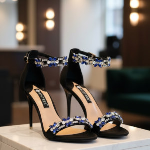 Sandália de salto alto fino com pedras